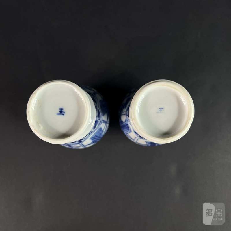清康熙 青花仕女婴戏纹连座灯笼瓶一对 - 图5